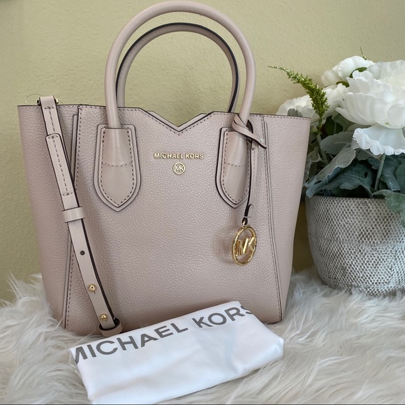 Michael Kors Mae small messenger bag - Picture 7 of 13